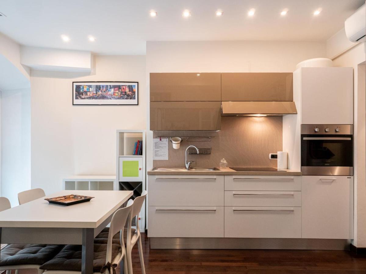 The Best Rent - Modern Duomo Apartment Мілан Екстер'єр фото