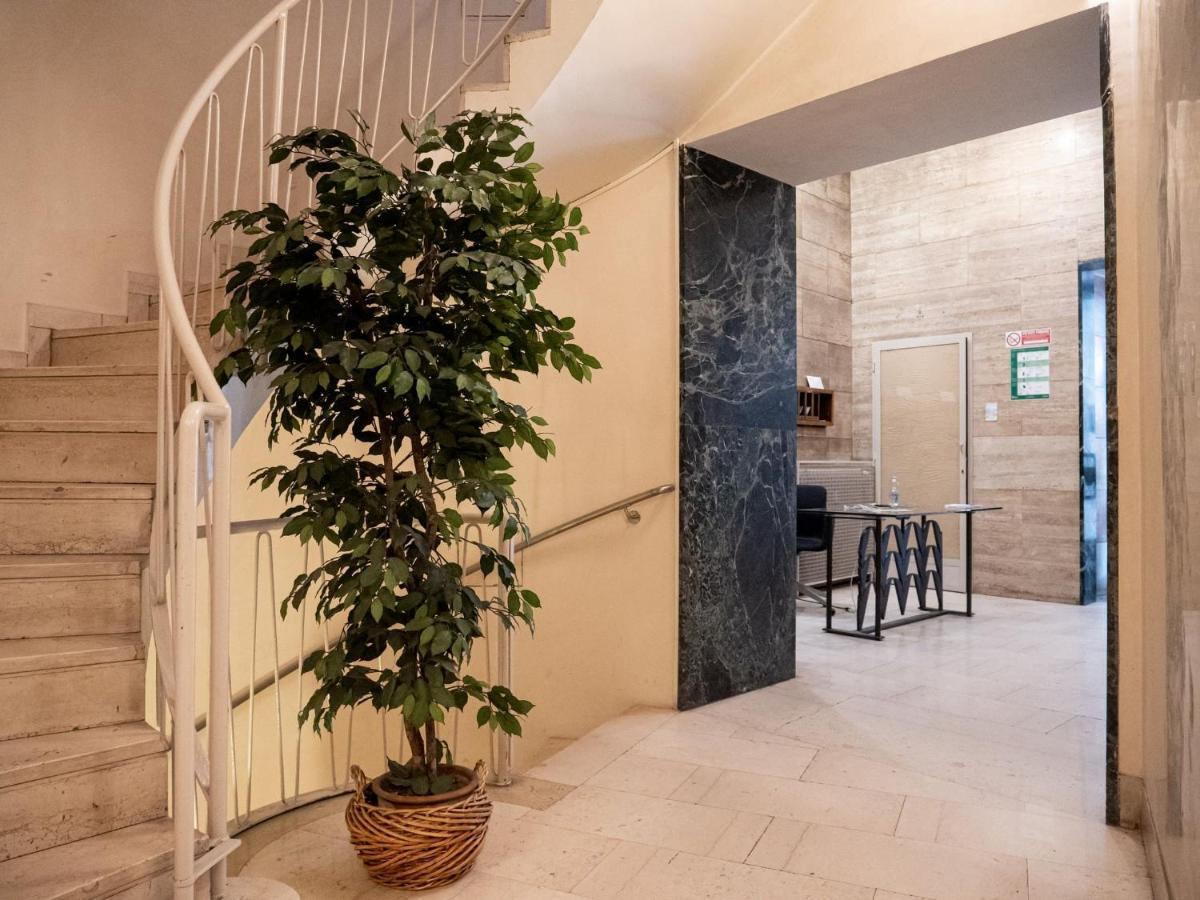 The Best Rent - Modern Duomo Apartment Мілан Екстер'єр фото