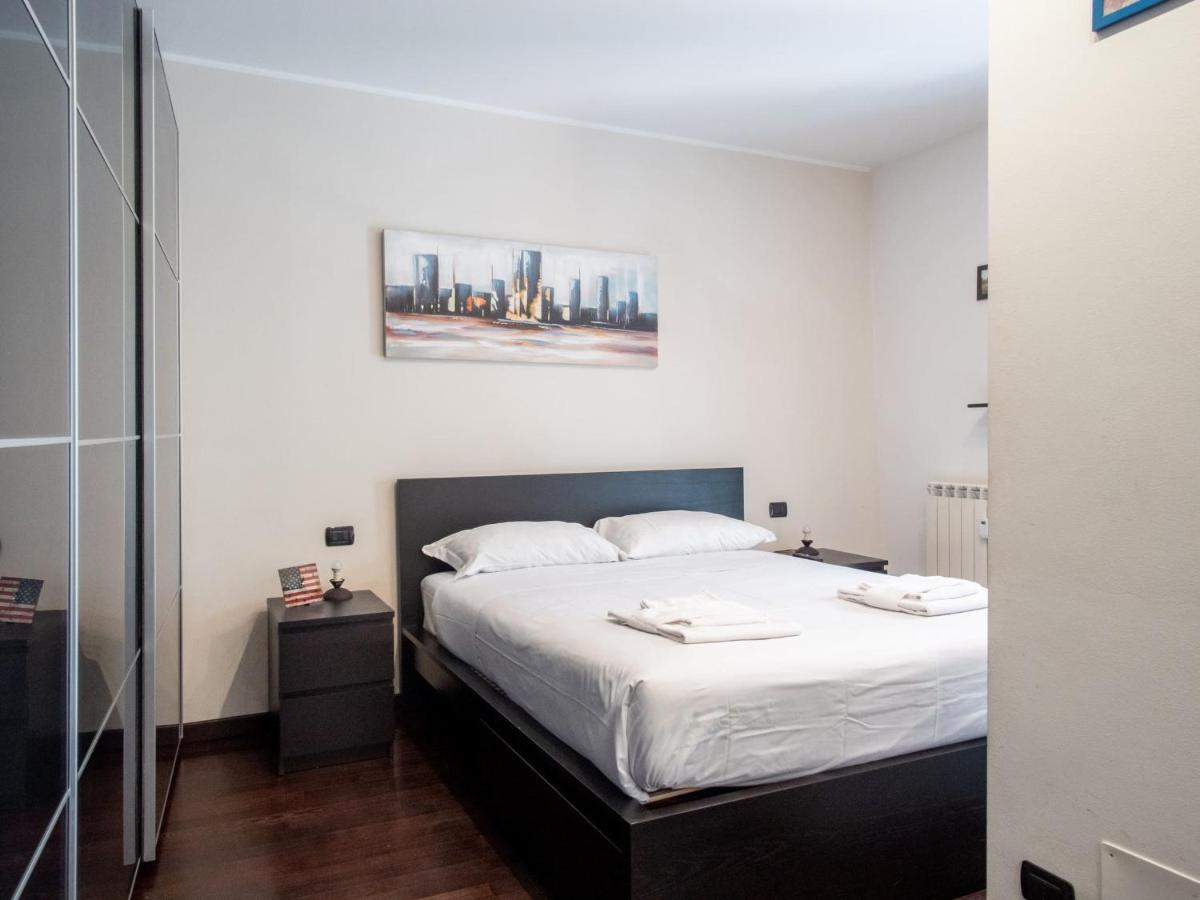 The Best Rent - Modern Duomo Apartment Мілан Екстер'єр фото